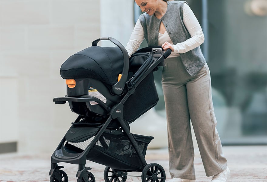 Chicco Bravino Travel System with Mother and child